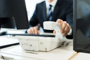 会社の電話を外出先でも取れる！「FMC」の特徴とメリットとは？